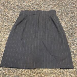 Tribeca Studio Navy Blue Stripped Skirt sz. 8